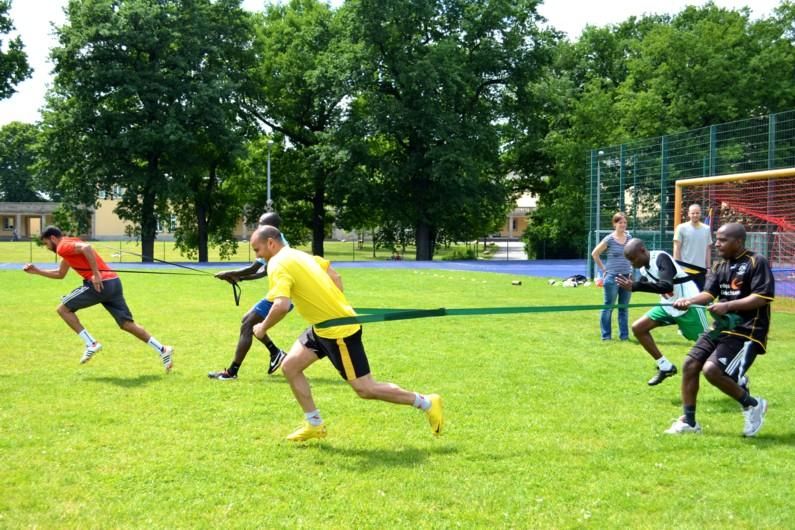 zur Vergrößerungsansicht des Bildes: Eine Fußballgruppe führt Sprintübungen auf dem Rasen aus.
