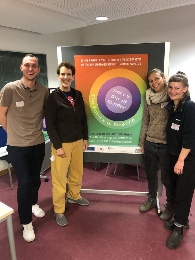 Mitarbeitende auf der 28. Jahrestagung der DVS-Kommission Diversitäts- und Geschlechterforschung in Hannover. zur Vergrößerungsansicht des Bildes: Mitarbeitende der Professur Sportdidaktik/ Bewegungspädagogik stehen vor einem Plakat der 28. Jahrestagung der DVS-Kommission Diversitäts- und Geschlechterforschung in Hannover.