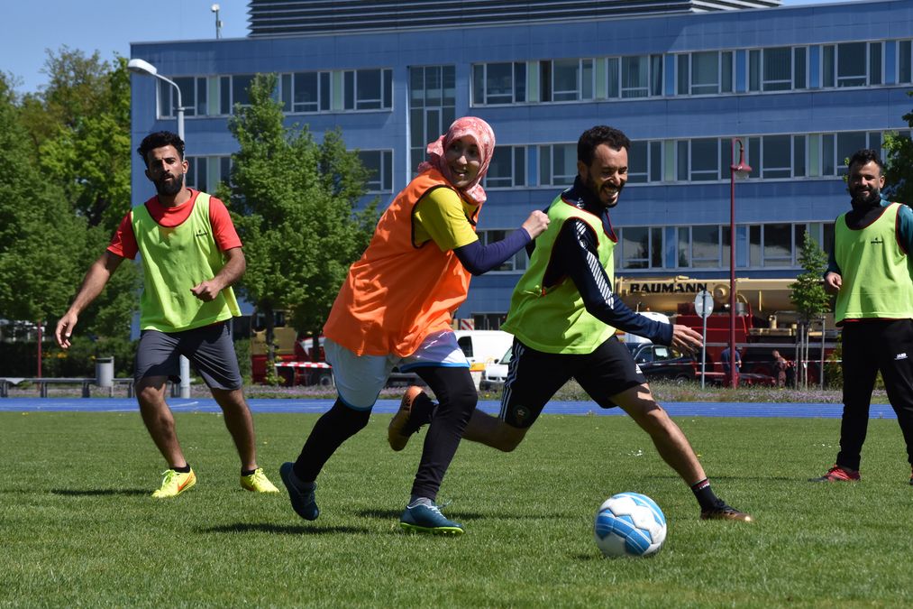 zur Vergrößerungsansicht des Bildes: Studierende in der Praxisausbildung Fußball, football 2019 in arabic (Foto: ITK)
