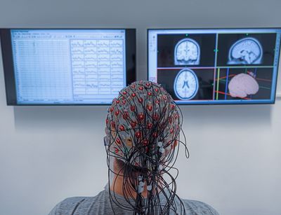 Ein Proband trägt eine EEG-Kappe, Foto: T. & D. Maudrich