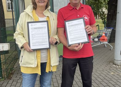 Eine Frau und ein Mann erhalten eine Urkunde, Foto: Dr. Tzschoppe