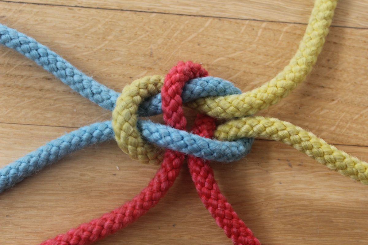 zur Vergrößerungsansicht des Bildes: Drei verschiedenfarbene Springseile sind durch einen Knoten miteinander verbunden 