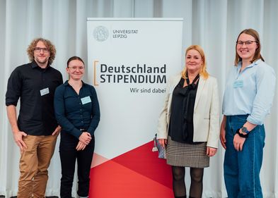 Foto: Punctum, Alexander Schmidt Zu sehen sind in einer Gruppe nebeneinander Dr. Hagen Wulff, Stipendiatin Tabea Gabelunke. Stipendiengeberin Katja Bräunig und Stipendiatin Lisa Marie Kieschnick