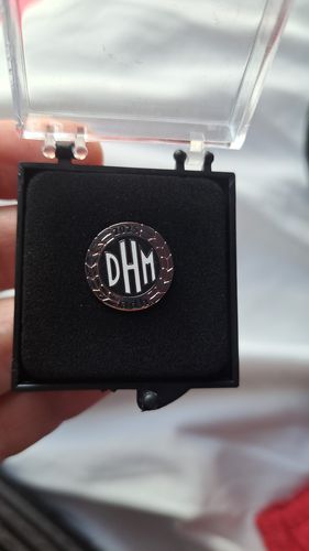 Es ist eine Medaille zu sehen.