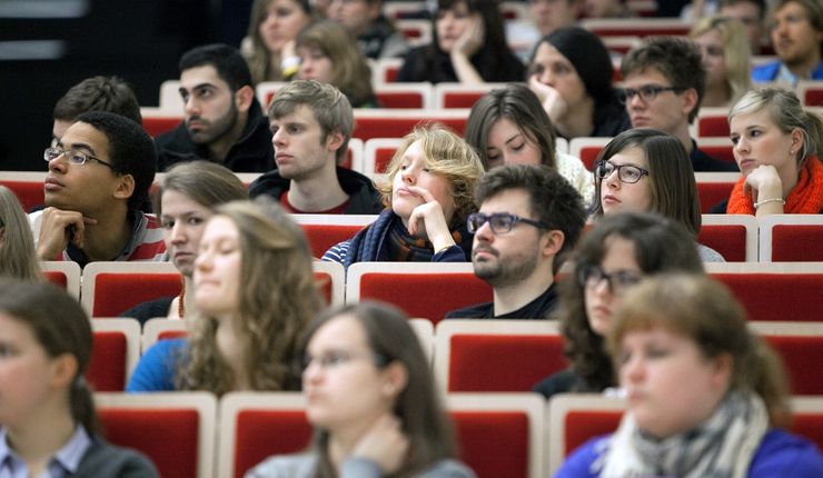 Das Bild zeigt Studierende während eines Vortrages von Bundesjustizministerin Sabine Leutheusser-Schnarrenberger im Hörsaal Auditorium Maximum (Audimax)