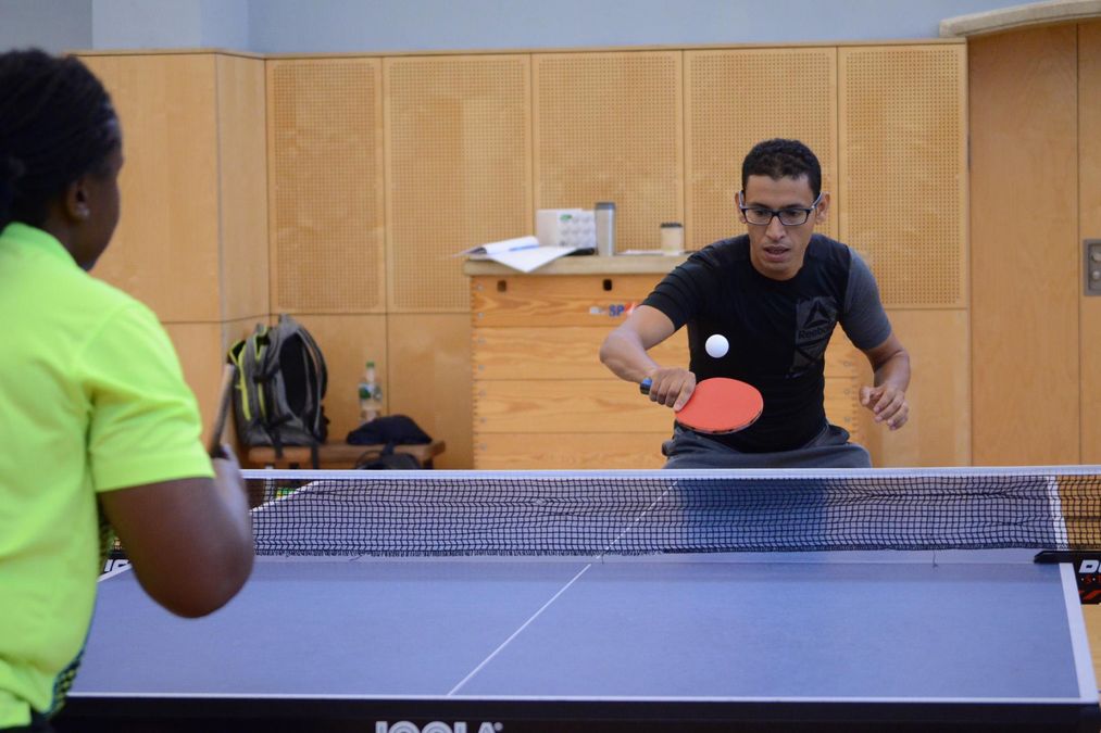 zur Vergrößerungsansicht des Bildes: zwei Teilnehmer spielen ein Tischtennis-match