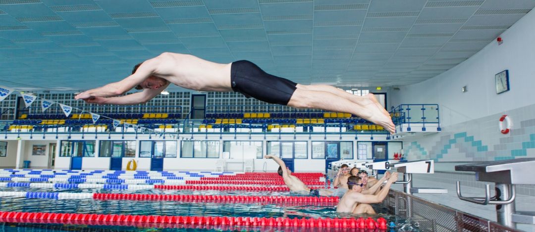 Mann, der in ein Schwimmbecken springt