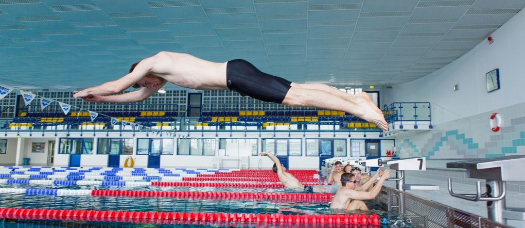 Mann, der in ein Schwimmbecken springt