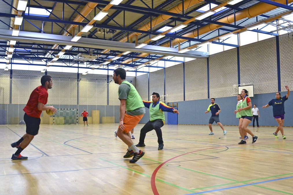 Eine Handballszene mit Pässen am Kreis.