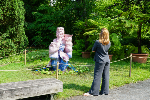 Frau betrachtet ein Kunstwerk im Botanischen Garten