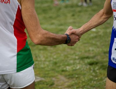 runners shaking hands, photo: Massimo Sartirana, Unsplash