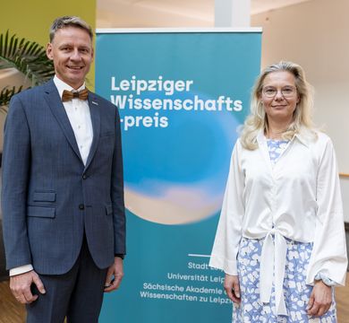 Zu sehen sind Prof. Dr.-Ing. Alexander Stahr und Prof. Dr. Antje Körner. 