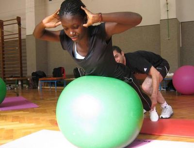 Eine Studentin trainiert am Pezziball