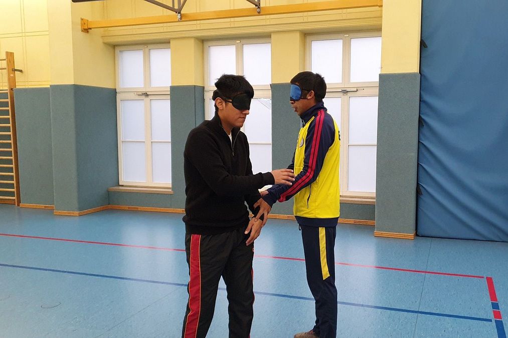 2 Teilnehmer bei einer Übung für blinde Sportler