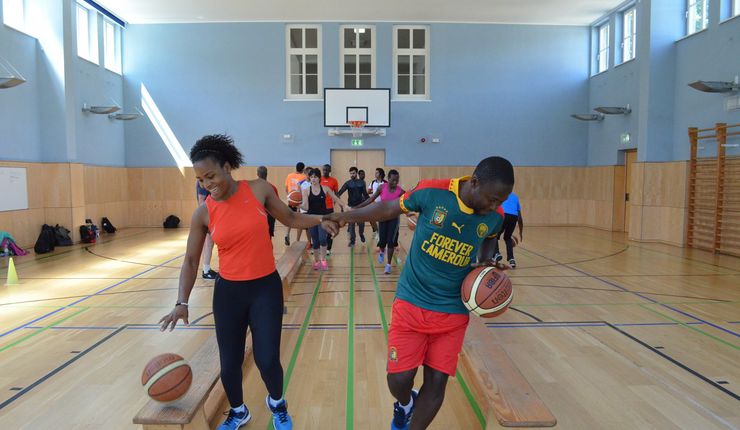 ZWEI Spielerreihen - jeder Spieler prellt einen Ball