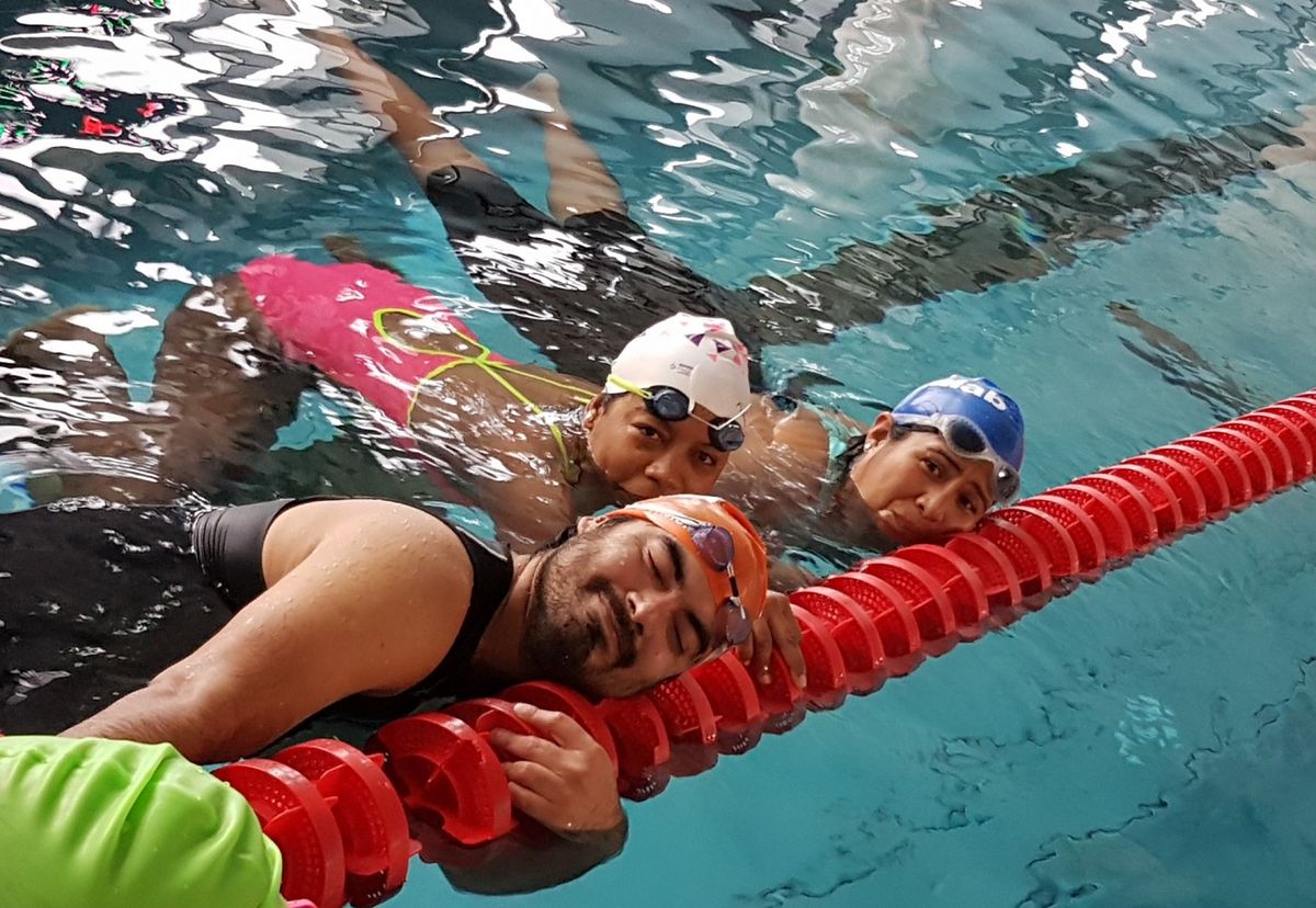 Studierende im Seminar im Wasser, swimming 2020 in spanish (Foto: ITK)