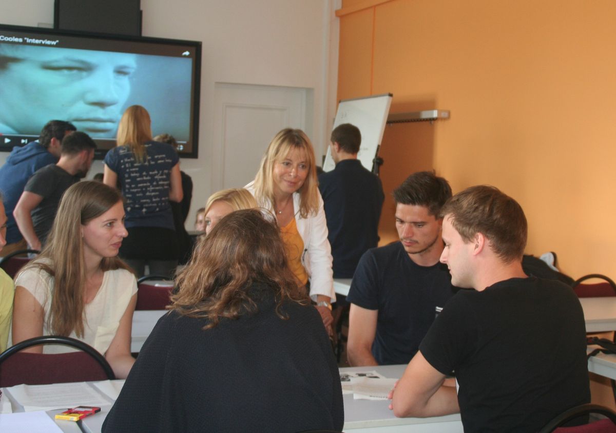zur Vergrößerungsansicht des Bildes: Das Bild zeigt eine von Frau Dr. Petra Tzschoppe geführte Diskussion mit Studierenden im Rahmen des Seminars Sport und Medien