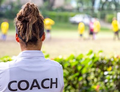 Trainer:in beobachtet trainierende Kinder Foto: Colourbox