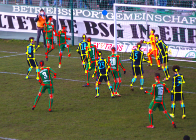Zu sehen ist eine Fußballszene während eines Eckstoßes. Linien sind über die Spieler gelegt, so dass die Ergonomie der Spieler zu erkennen ist.