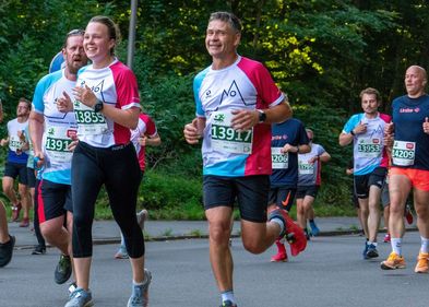 Foto: Sebastian Evans Zu sehen sind Läufer:innen des Teams Universität Leipzig beim Firmenlauf 2022.