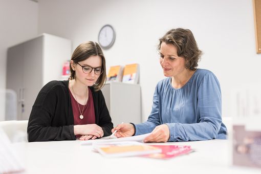 Eine Studentin nutzt die Servicezeiten des Career Service und lässt sich beraten.