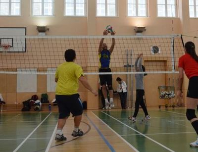 zwei Mannschaften im Volleyballspiel - Angriffsszene am Netz