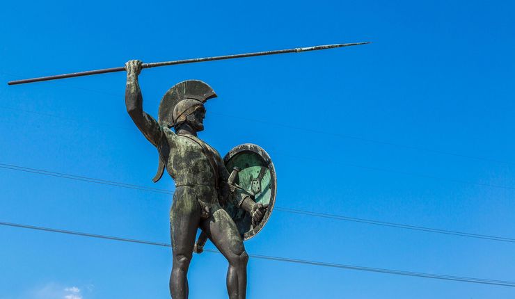 Das Foto zeigt die Statue von Leonidas, König von Sparta vor blauem Himmel in Thermopylen, Griechenland