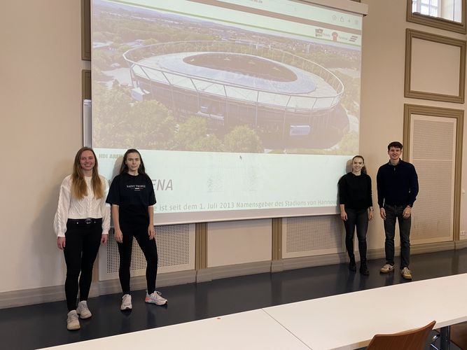 Das Gewinnerteam der Case Study (von links nach rechts): Janina Olwig, Julia Knopf, Lena Frei, Sebastian Buttchereit. Nicht auf dem Bild: Emily Fussan und Stefan Schedler, Foto: Sebastian Björn Bauers / Universität Leipzig