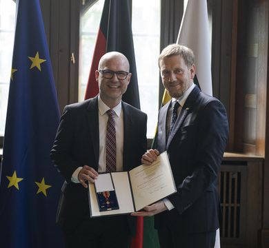 Der sächsische Ministerpräsident Michael Kretschmer (r.) übergab am 27. Mai 2025 den Verdienstorden der Bundesrepublik Deutschland an Prof. Dr. Martin Lacher, Direktor der Klinik für Kinderchirurgie am Universitätsklinikum Leipzig.