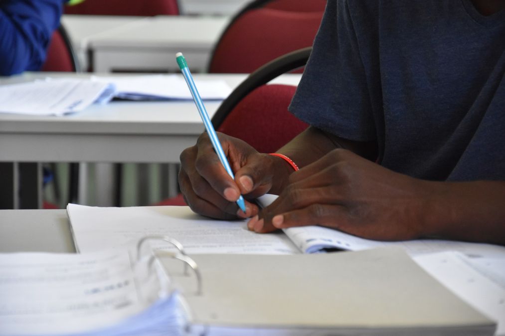 zur Vergrößerungsansicht des Bildes: schreibend im Seminar track and field 2019 in english (Foto: ITK)