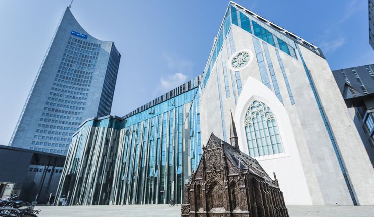 Foto: Blick auf das Paulinum und das Neue Augusteum mit dem Bronzemodell der alten Paulinerkirche im Vordergrund.