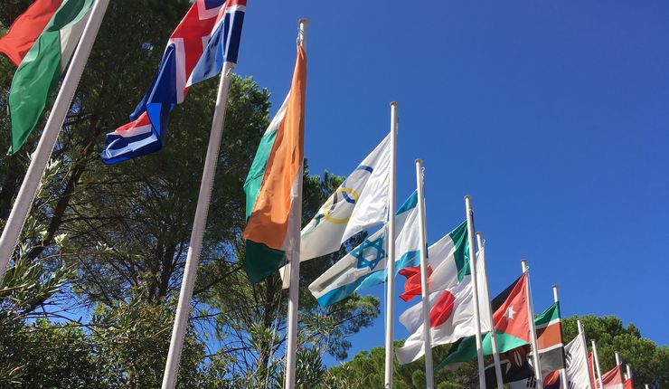 Das Bild zeigt die Nationalflaggen verschiedener Länder auf dem Gelände der IOA (Internationale Olympische Akademie) in Olympia (Griechenland)