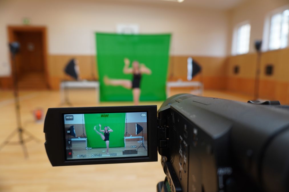 enlarge the image: The video data captured in front of a greenscreen is utilized to identify visual key stimuli or detect confounding variables. Photo: Damian Jeraj