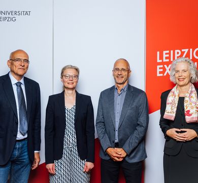 Auf dem Gruppenfoto sind zu sehen von links nach rechts: Prorektor Prof. Dr. Jens-Karl Eilers, LeiCeM-Co-Sprecherin Prof. Dr. Antje Körner, LeiCeM-Sprecher Prof. Dr. Michael Stumvoll und Rektorin Prof. Dr. Eva Inés Obergfell.