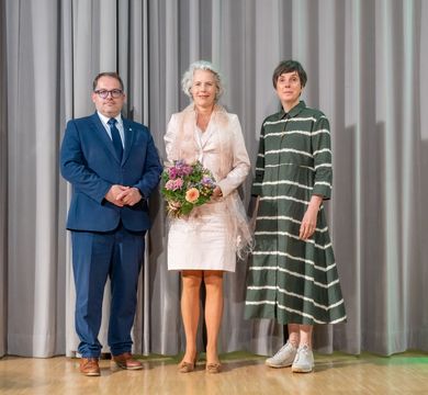 Gruppenbild vor einem grauen Vorhang, nebeneinander stehend: Die neue LRK-Vorsitzende Prof. Dr. Eva Inés Obergfell, Rektorin der Universität Leipzig (Mitte), mit Agnes Wegner, Rektorin der Hochschule für Grafik und Buchkunst Leipzig, stellvertretende Vorsitzende aus der Gruppe der Kunsthochschulen, und Prof. Dr. Alexander Kratzsch, Rektor der Hochschule Zittau/Görlitz, stellvertretender Vorsitzender aus der Gruppe der Hochschulen für Angewandte Wissenschaften.