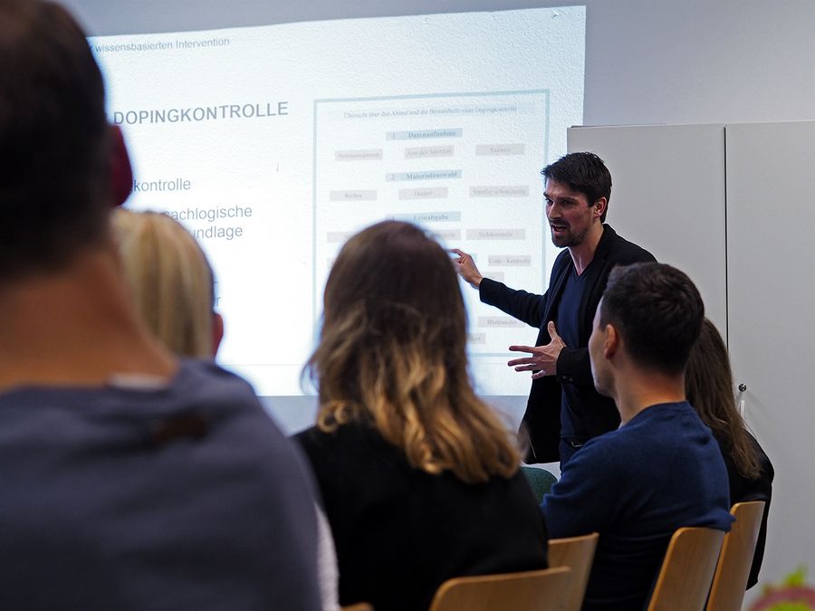 zur Vergrößerungsansicht des Bildes: Das Foto zeigt Hendrik Richter, Sport- und Ethiklehrer an der KGS Wilhelm von Humboldt in Halle/Saale, der Informationen zur wissensbasierten Intervention präsentiert, Foto: Kristin Zumpe