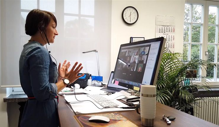 the image shows Nadja Walter hosting a video call at her office at Leipzig University
