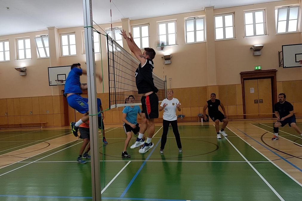zur Vergrößerungsansicht des Bildes: Volleyball - ein Block am Netz