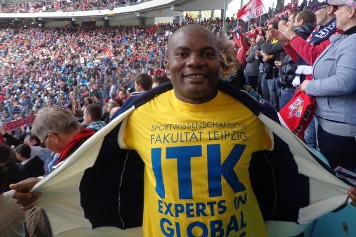 enlarge the image: Ein ITK-Teilnehmer zeigt stolz sein ITK-Shirt im Stadion von RB Leipzig.