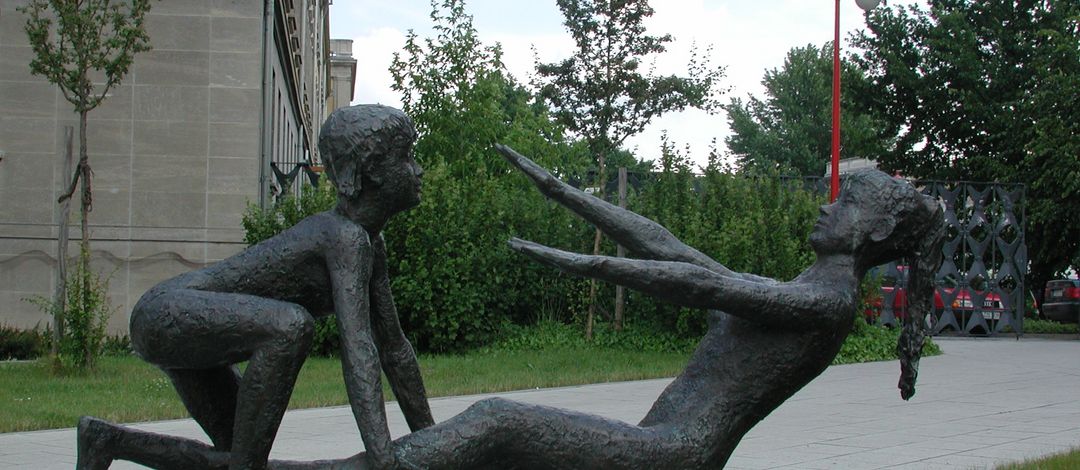 Die Skulptur betshet aus zwei Personen die sich beim Training mit der Übung Sit-Up unterstützen