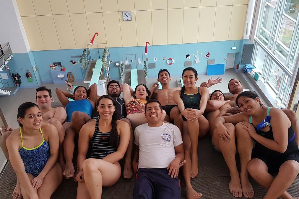 zur Vergrößerungsansicht des Bildes: Eine ganze Schwimmgruppe liegt für ein Gruppenfoto auf dem Zehn-Meter-Turm der Sprunghalle.