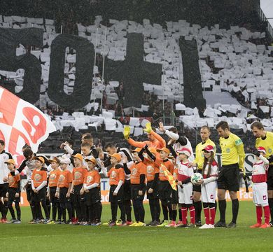 Foto: picture alliance/Sven Simon Auf einer Tribüne im Fußballstadion wird von Fans eine Choreografie mit der Aufschrift "50+1" hochgehalten.
