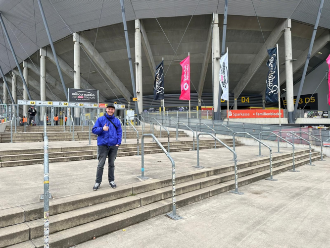 Das Bild zeigt Student Paul Weigel, der seinen Gutschein beim Heimspiel gegen Rot-Weiß Essen eingelöst hat eingelöst. 