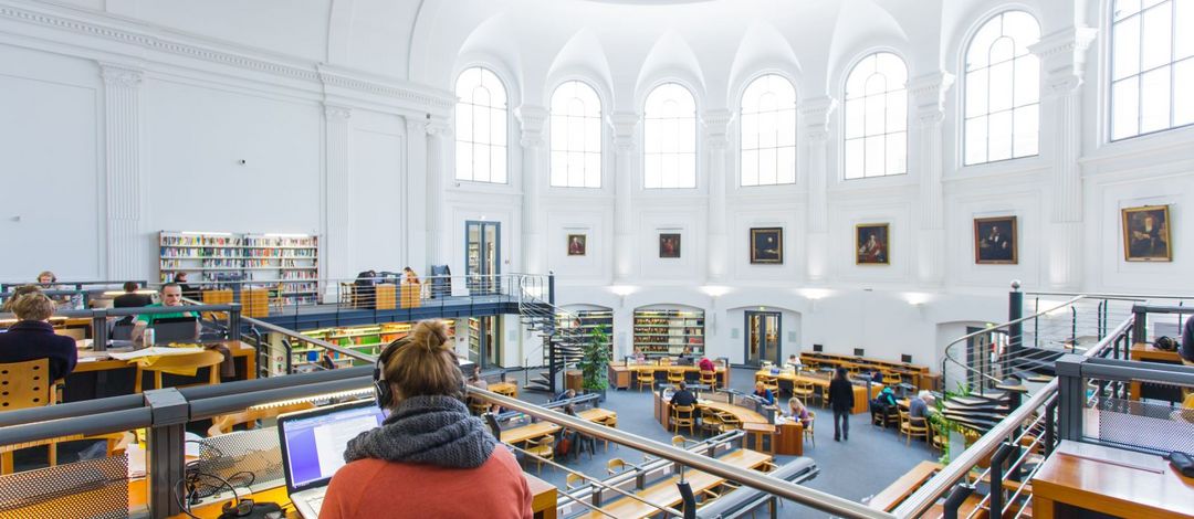 Foto: Studierende arbeiten im großen Lesesaal der Bibliotheca Albertina
