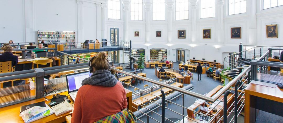 Foto: Studierende arbeiten im großen Lesesaal der Bibliotheca Albertina