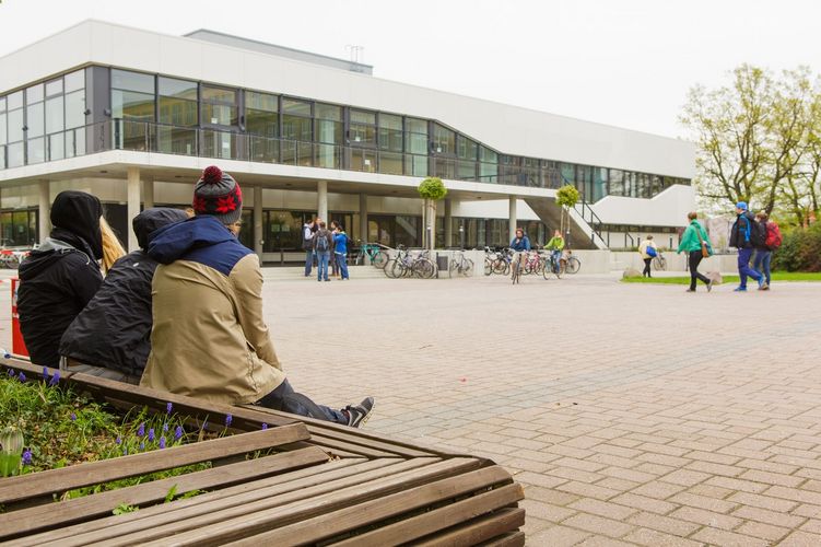 Studierende sitzen in der Pause vor der Mensa am Elsterbecken, Foto: Christian Hüller