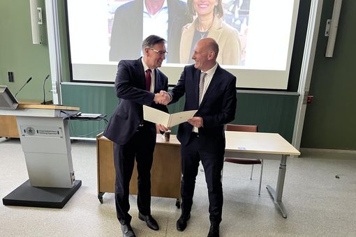 Als Preisträger des diesjährigen Wilhelm-Warner-Preises erhält Prof. Florian Lordick (r.) im Rahmen eines Festaktes die Urkunde aus den Händen von Prof. Carsten Bokemeyer, Vorstand der Wilhelm-Warner-Stiftung und Direktor der Medizinischen Klinik II am Universitätsklinikum Hamburg-Eppendorf (UKE).