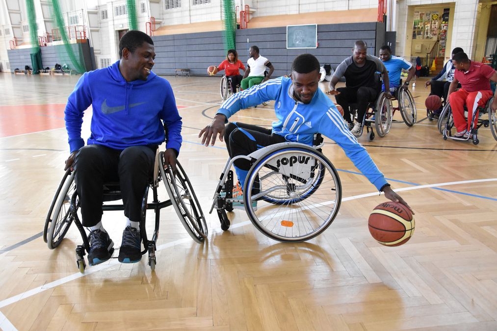 enlarge the image: Studierende beim Rollstuhlfahrtraining in der Praxis, sports for the disabled 2019 in french (Foto: ITK)