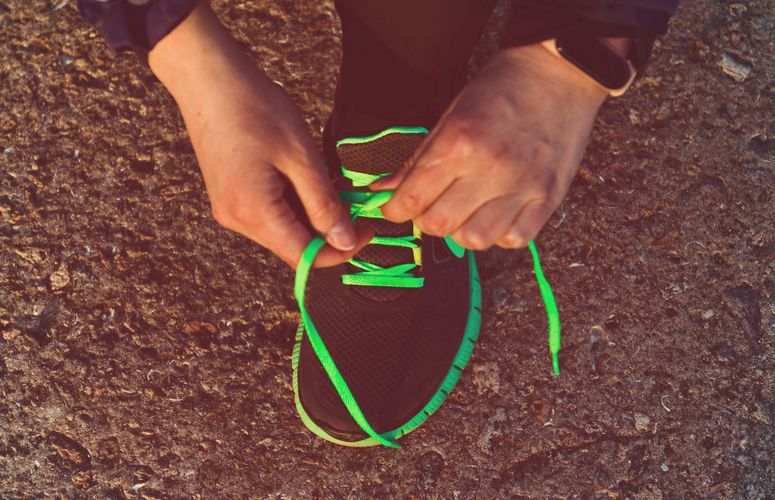 Ein Sportschuh wird zugebunden Foto: Colourbox