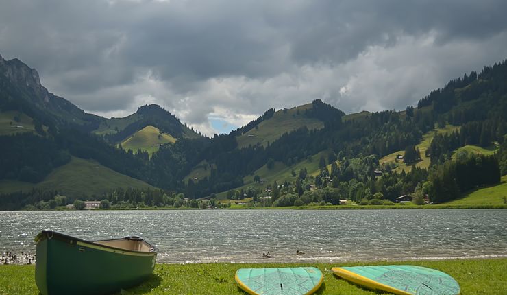 Ein Bergsee in den Alpen.